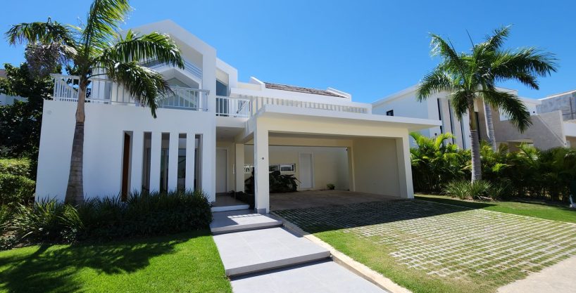 Spacious villa with beautiful patio